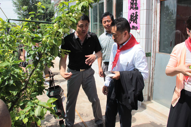 TOTO代表人与当地政府人员一同了解村民家用水情况